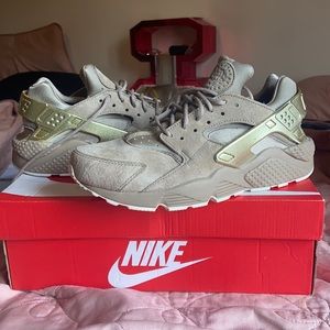 Air Huarache Premium 'Metallic Gold Coin.